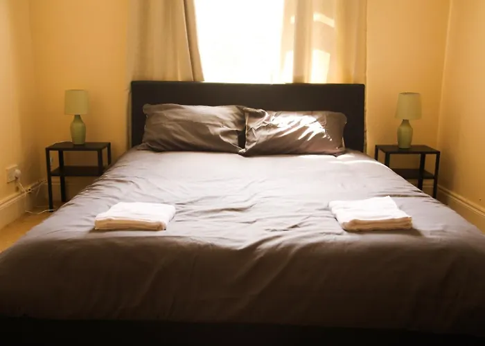 Cozy 1 Bedroom Flat Near Beach Sleeps 4